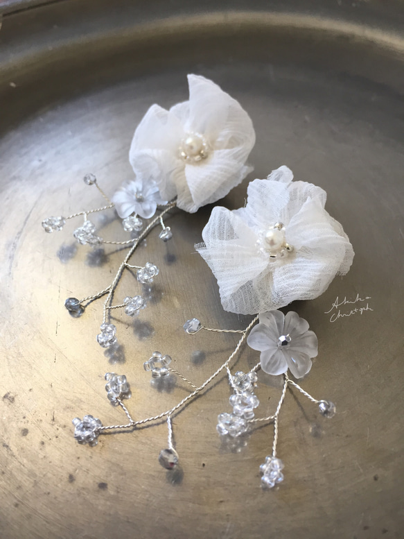 [在庫あり]シルクシフォンのお花とワイヤー小枝の花嫁イヤリング 1枚目の画像