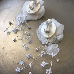 [在庫あり]シルクシフォンのお花とワイヤー小枝の花嫁イヤリング 5枚目の画像