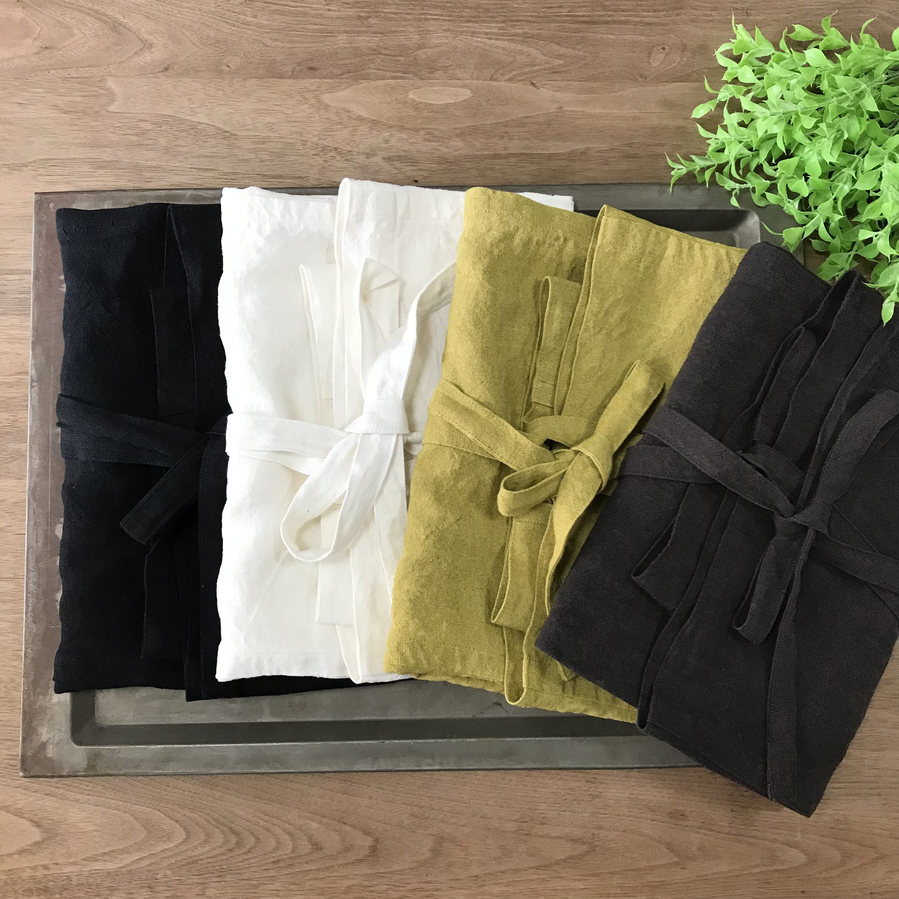 カフェエプロン　ベルギーリネン２５番手　ブラック、ホワイト、マスタード、ダークブラウン