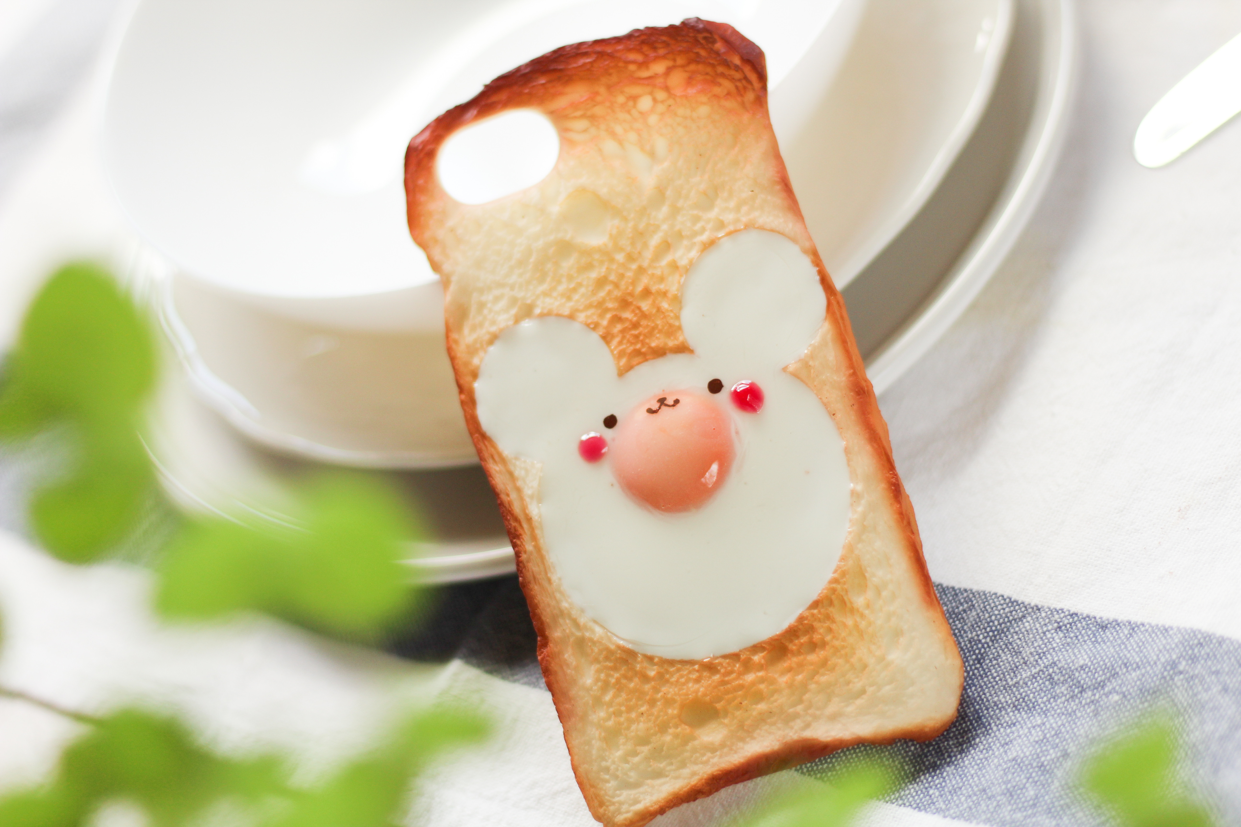 1カ月待ち〈iPhone/Android全機種〉大きな耳のくまさん目玉焼きトーストのスマホケース　＊iphone16対応