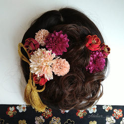 和装　アーティフィシャルフラワーとつまみ細工の髪飾り　ニ段花とマム　レッド×パープル　ウェディング、振袖、袴に 2枚目の画像