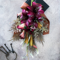 ユリとカラーのスワッグ　アーティフィシャルフラワー　造花　ボタニカル　バーガンディー　年中飾れる　ギフト　おしゃれ 1枚目の画像