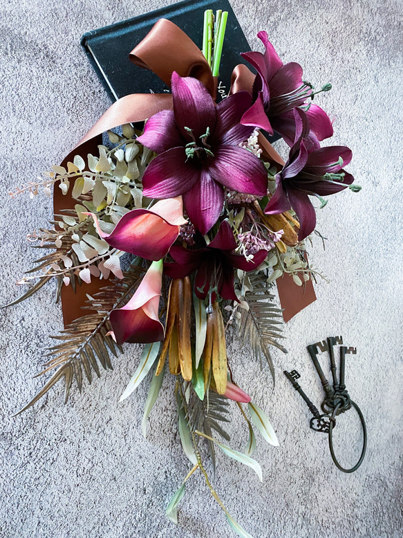 ユリとカラーのスワッグ　アーティフィシャルフラワー　造花　ボタニカル　バーガンディー　年中飾れる　ギフト　おしゃれ 4枚目の画像