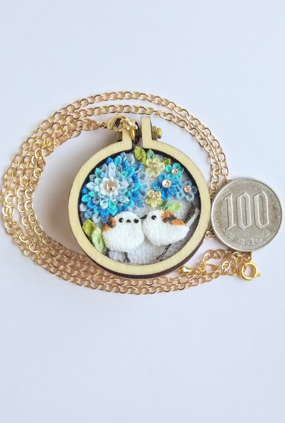 仲良しシマエナガちゃんの刺繍枠2wayネックレス。ブローチ。つまみ細工 5枚目の画像