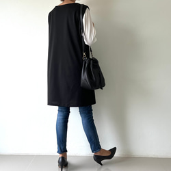 ポンチ素材のざっくりシルエットで綺麗に体型カバー♡ 重ねるだけで今どきバランス。プルオーバー。ベスト。黒色 4枚目の画像