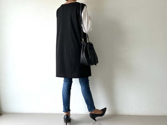 ポンチ素材のざっくりシルエットで綺麗に体型カバー♡ 重ねるだけで今どきバランス。プルオーバー。ベスト。黒色 4枚目の画像