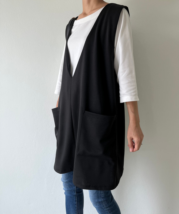 ポンチ素材のざっくりシルエットで綺麗に体型カバー♡ 重ねるだけで今どきバランス。プルオーバー。ベスト。黒色 10枚目の画像