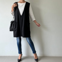 ポンチ素材のざっくりシルエットで綺麗に体型カバー♡ 重ねるだけで今どきバランス。プルオーバー。ベスト。黒色 5枚目の画像