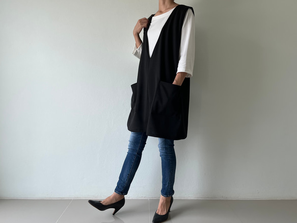 ポンチ素材のざっくりシルエットで綺麗に体型カバー♡ 重ねるだけで今どきバランス。プルオーバー。ベスト。黒色 2枚目の画像