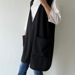 ポンチ素材のざっくりシルエットで綺麗に体型カバー♡ 重ねるだけで今どきバランス。プルオーバー。ベスト。黒色 8枚目の画像