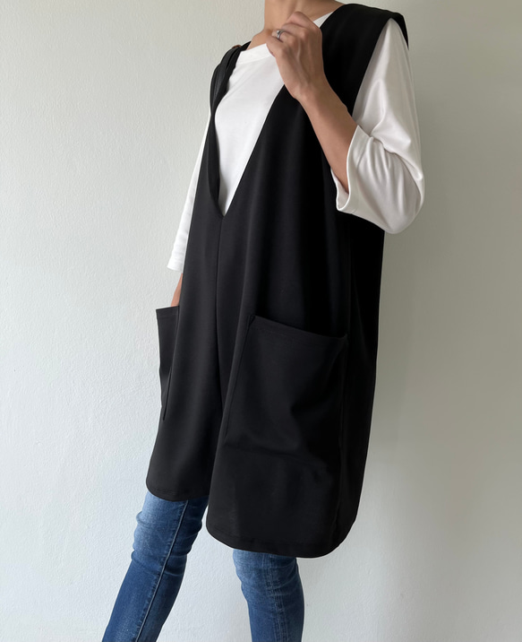 ポンチ素材のざっくりシルエットで綺麗に体型カバー♡ 重ねるだけで今どきバランス。プルオーバー。ベスト。黒色 8枚目の画像