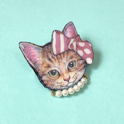 猫 茶トラ パール ブローチ　オリジナル イラスト ねこ アメショ アメリカンショートヘア　ピンク　リボン 3枚目の画像