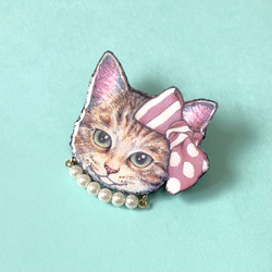 猫 茶トラ パール ブローチ　オリジナル イラスト ねこ アメショ アメリカンショートヘア　ピンク　リボン 2枚目の画像