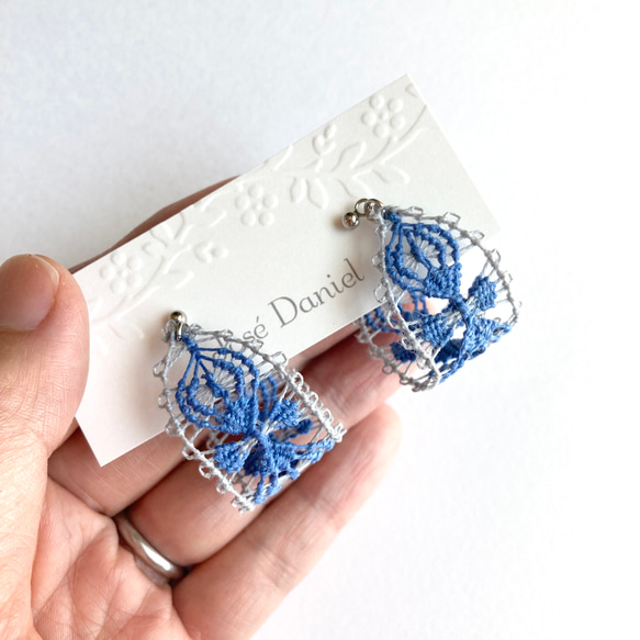 糸のフープピアス　お花エスニック　ニャンドゥティ  キャッチ一体型　ブルーxグレー　 8枚目の画像