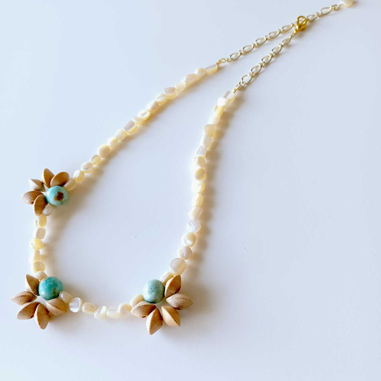 シェルとウッドのプリミティブなネックレスB