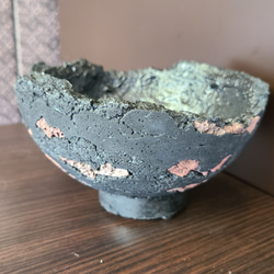 FP1494 溶岩石入り仕立て　中　ハーフ丸鉢　セメント鉢　コンクリー鉢　鉢植え　炭黒 6枚目の画像