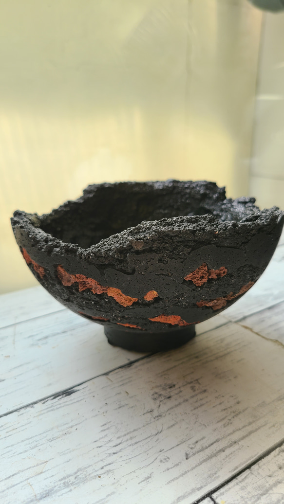 FP1494 溶岩石入り仕立て　中　ハーフ丸鉢　セメント鉢　コンクリー鉢　鉢植え　炭黒 9枚目の画像
