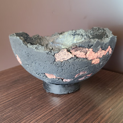 FP1494 溶岩石入り仕立て　中　ハーフ丸鉢　セメント鉢　コンクリー鉢　鉢植え　炭黒 2枚目の画像