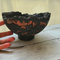 FP1494 溶岩石入り仕立て　中　ハーフ丸鉢　セメント鉢　コンクリー鉢　鉢植え　炭黒 7枚目の画像