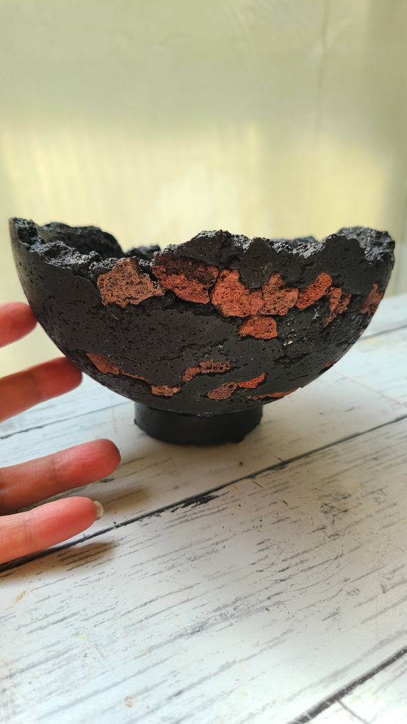 FP1494 溶岩石入り仕立て　中　ハーフ丸鉢　セメント鉢　コンクリー鉢　鉢植え　炭黒 12枚目の画像