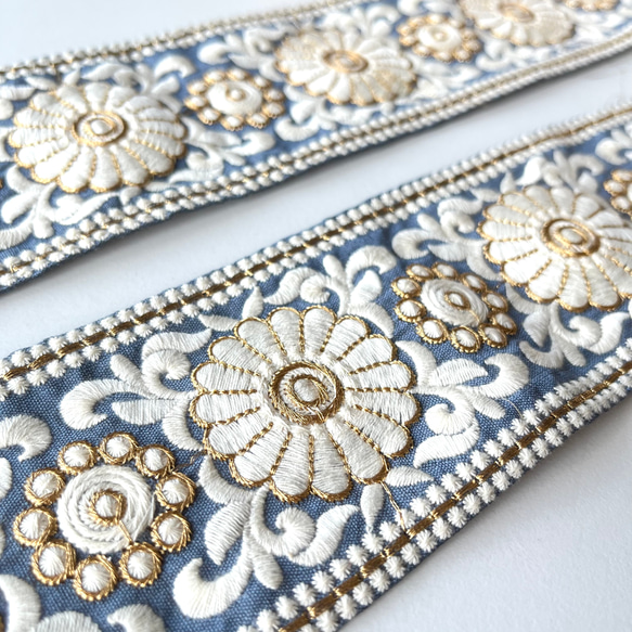 【50cm】インド刺繍リボン ブルーグレーxホワイト　シルク  FS448 2枚目の画像
