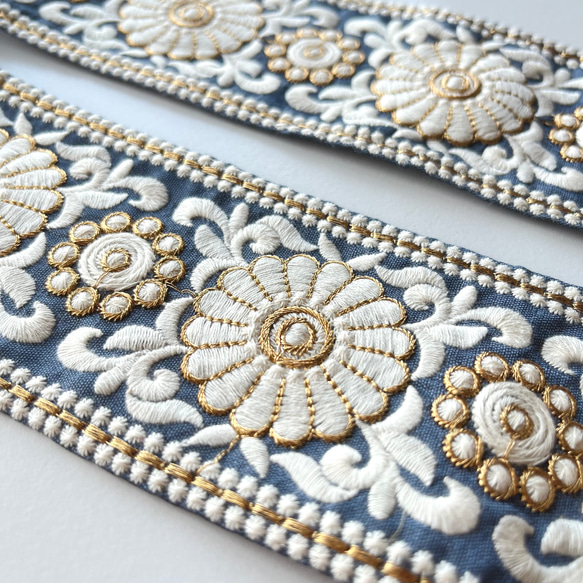 【50cm】インド刺繍リボン ブルーグレーxホワイト　シルク  FS448 3枚目の画像