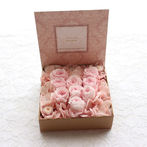 ピンクバラのフラワーボックスアレンジ プリザーブドフラワー yuki