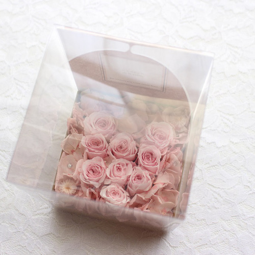 ピンクバラのフラワーボックスアレンジ プリザーブドフラワー yuki