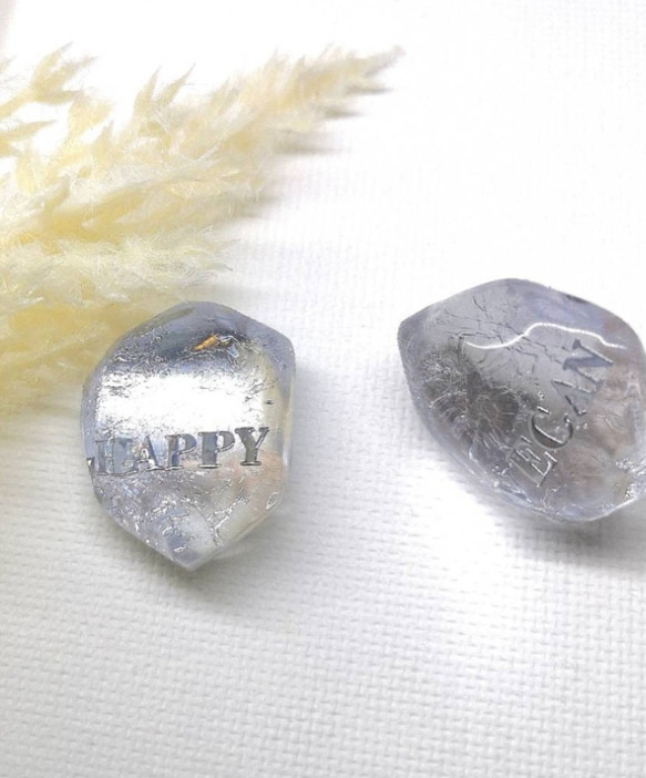 新色シルバー文字登場⭐　バイオベース樹脂で作る　ロックアイスなようなピアス&イヤリング　言葉入れ名入れもどうぞ⭐ 11枚目の画像