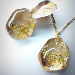 新色シルバー文字登場⭐　バイオベース樹脂で作る　ロックアイスなようなピアス&イヤリング　言葉入れ名入れもどうぞ⭐ 1枚目の画像