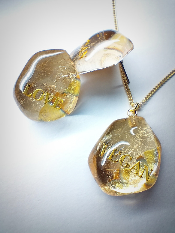 新色シルバー文字登場⭐　バイオベース樹脂で作る　ロックアイスなようなピアス&イヤリング　言葉入れ名入れもどうぞ⭐ 1枚目の画像