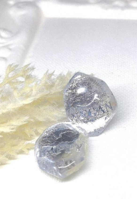 新色シルバー文字登場⭐　バイオベース樹脂で作る　ロックアイスなようなピアス&イヤリング　言葉入れ名入れもどうぞ⭐ 8枚目の画像