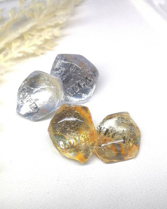 新色シルバー文字登場⭐　バイオベース樹脂で作る　ロックアイスなようなピアス&イヤリング　言葉入れ名入れもどうぞ⭐ 15枚目の画像