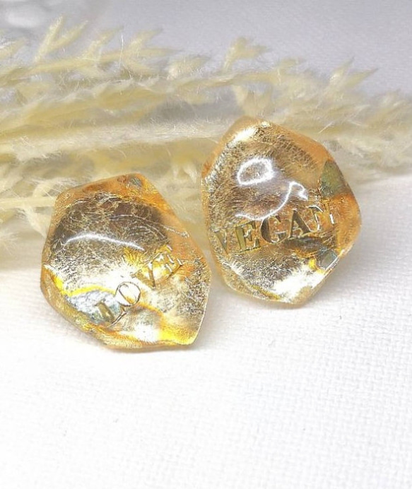 新色シルバー文字登場⭐　バイオベース樹脂で作る　ロックアイスなようなピアス&イヤリング　言葉入れ名入れもどうぞ⭐ 7枚目の画像