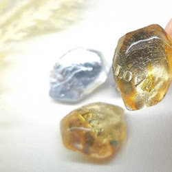 新色シルバー文字登場⭐　バイオベース樹脂で作る　ロックアイスなようなピアス&イヤリング　言葉入れ名入れもどうぞ⭐ 16枚目の画像