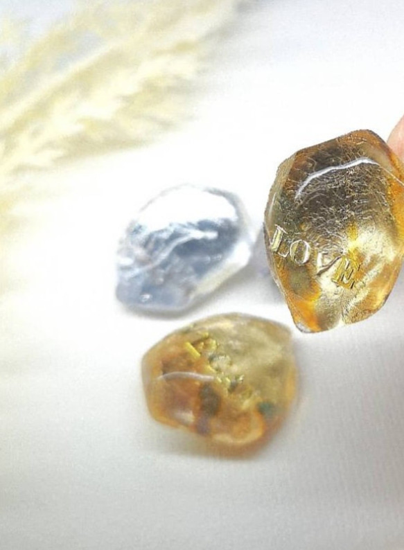 新色シルバー文字登場⭐　バイオベース樹脂で作る　ロックアイスなようなピアス&イヤリング　言葉入れ名入れもどうぞ⭐ 16枚目の画像