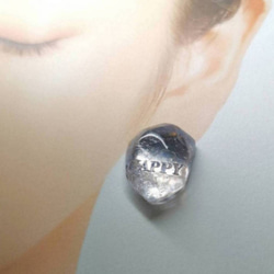 新色シルバー文字登場⭐　バイオベース樹脂で作る　ロックアイスなようなピアス&イヤリング　言葉入れ名入れもどうぞ⭐ 3枚目の画像