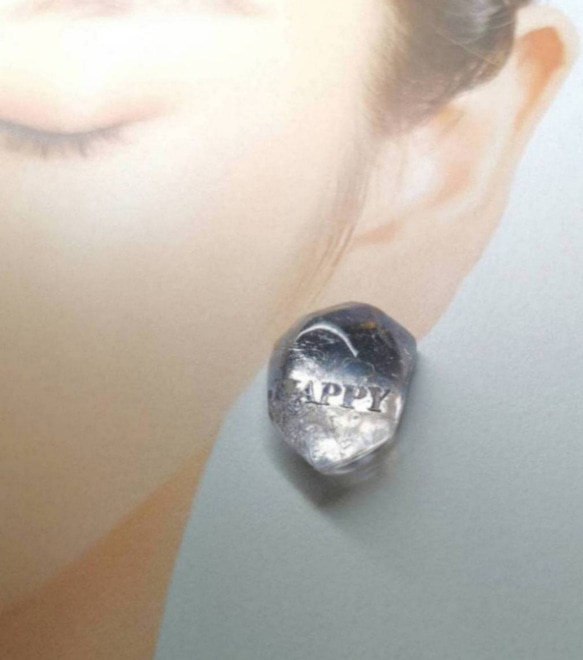 新色シルバー文字登場⭐　バイオベース樹脂で作る　ロックアイスなようなピアス&イヤリング　言葉入れ名入れもどうぞ⭐ 3枚目の画像