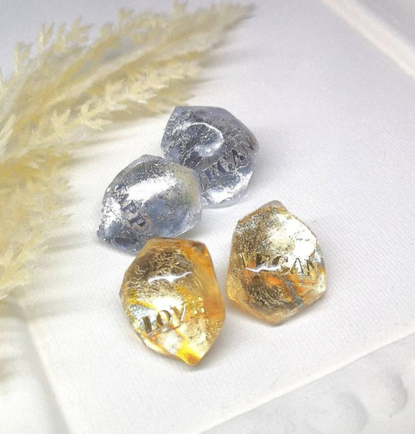 新色シルバー文字登場⭐　バイオベース樹脂で作る　ロックアイスなようなピアス&イヤリング　言葉入れ名入れもどうぞ⭐ 5枚目の画像