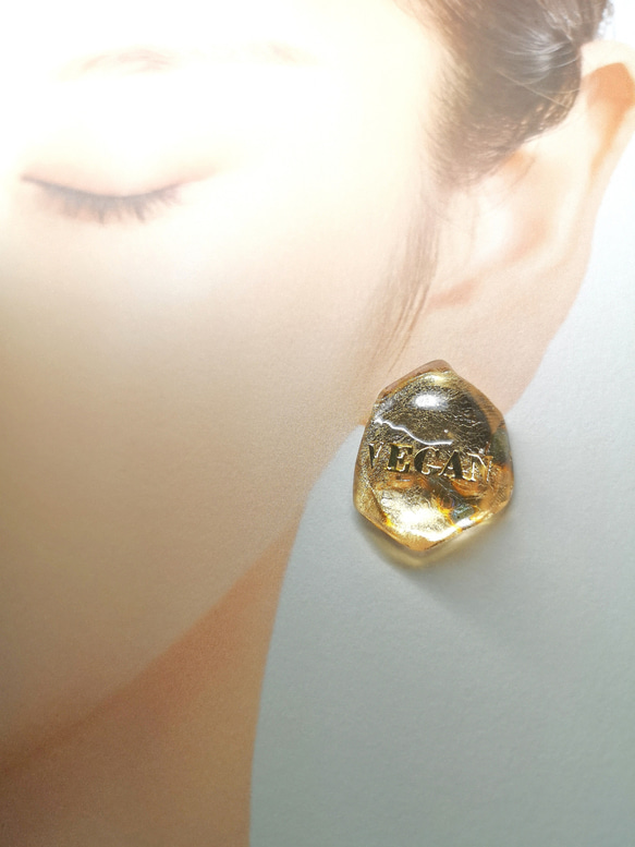 新色シルバー文字登場⭐　バイオベース樹脂で作る　ロックアイスなようなピアス&イヤリング　言葉入れ名入れもどうぞ⭐ 2枚目の画像