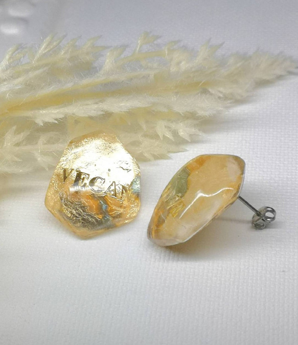 新色シルバー文字登場⭐　バイオベース樹脂で作る　ロックアイスなようなピアス&イヤリング　言葉入れ名入れもどうぞ⭐ 9枚目の画像