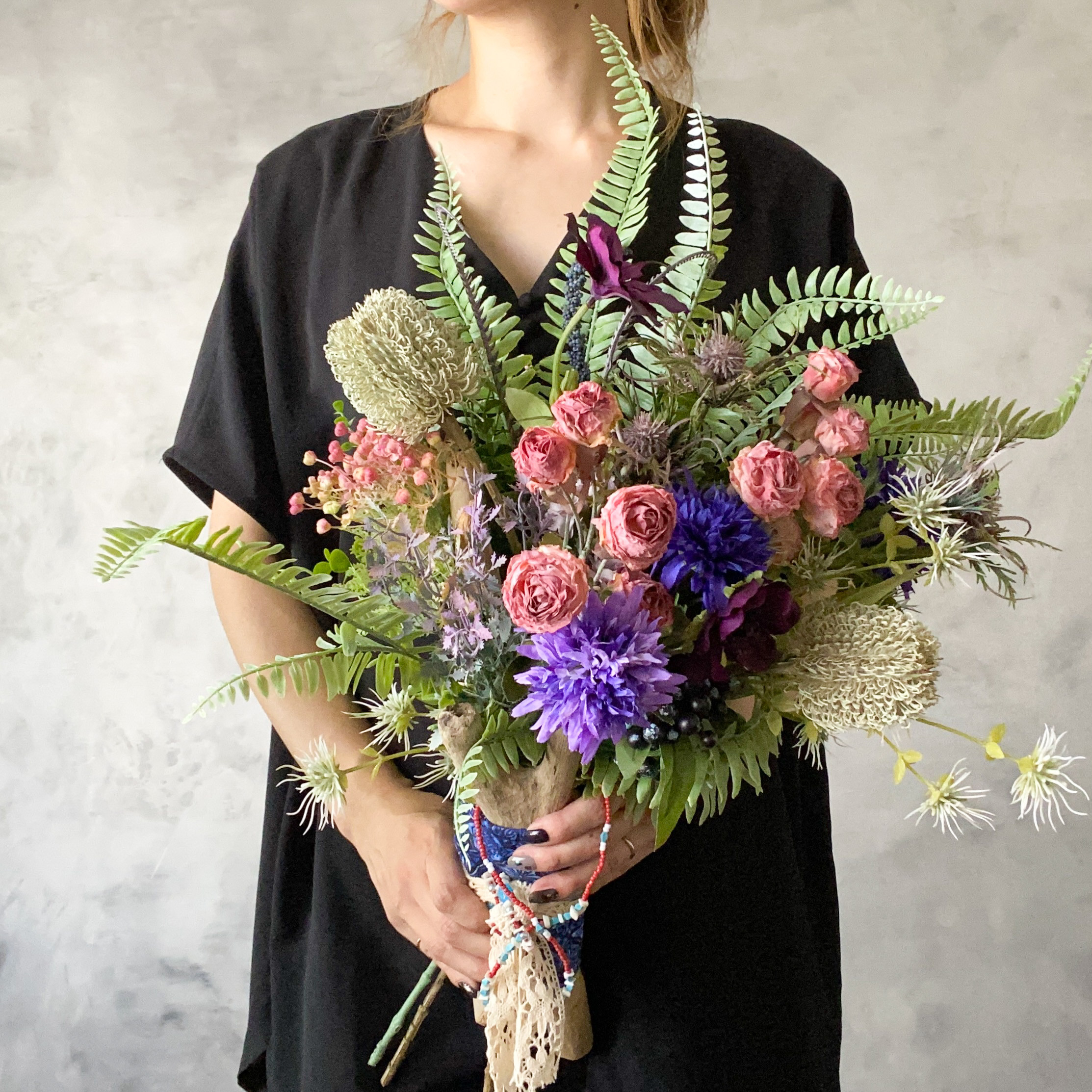 ドライフラワー風バラと流木を束ねた個性派ブーケ | 造花の花束
