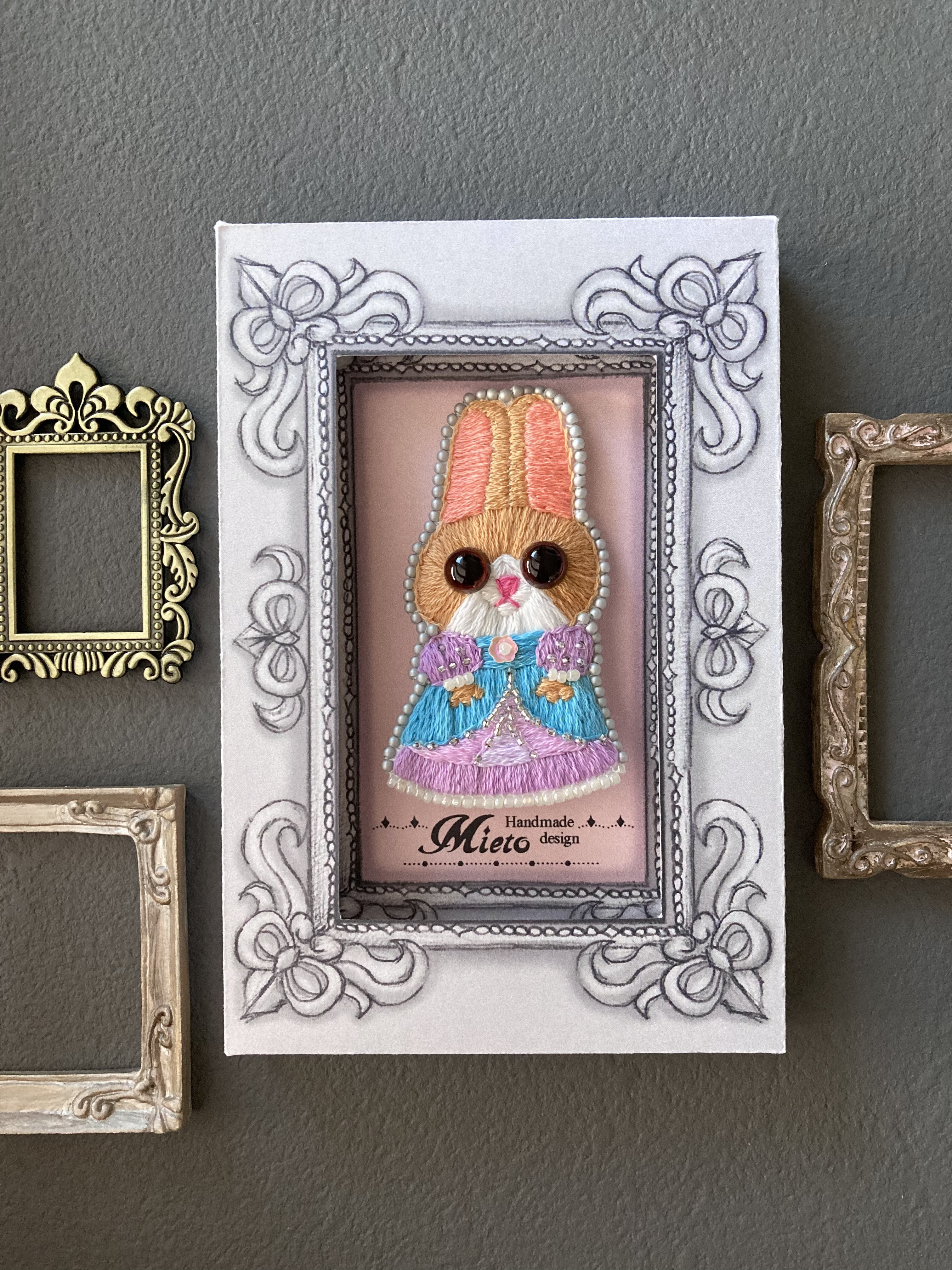 おめかしドレス　うさぎキャメル　刺繍ブローチ