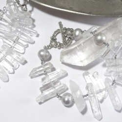 氷柱水晶(クリアクォーツ)と大粒淡水真珠のブレスレット 2枚目の画像