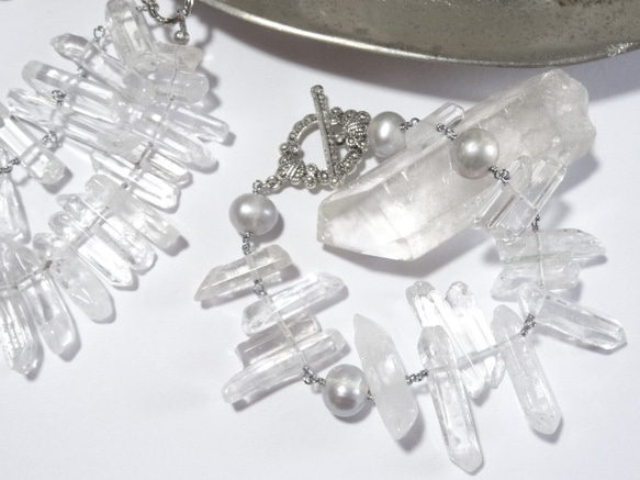 氷柱水晶(クリアクォーツ)と大粒淡水真珠のブレスレット 2枚目の画像