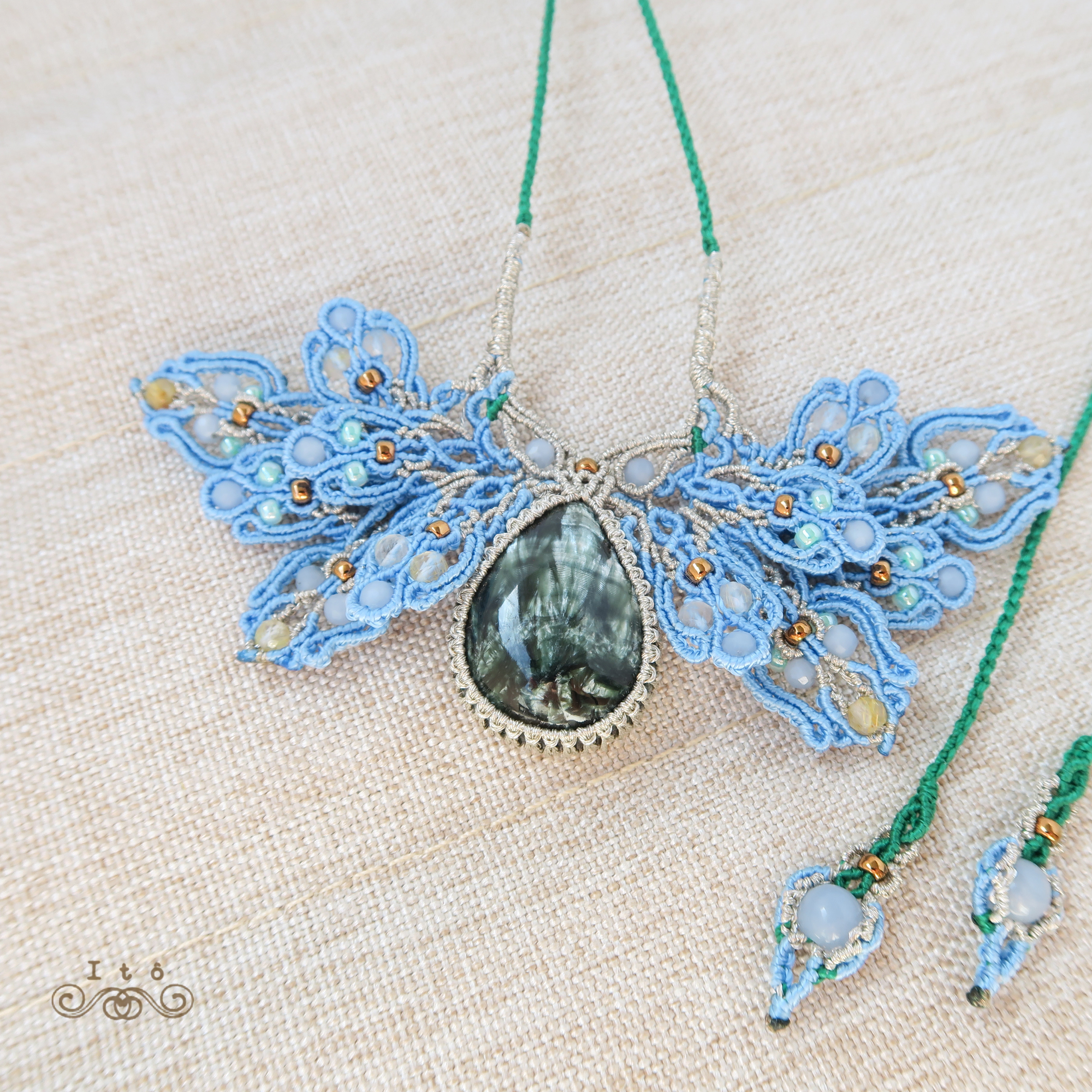 セラフィナイトとエンジェライト、ルチルクォーツのマクラメネックレス