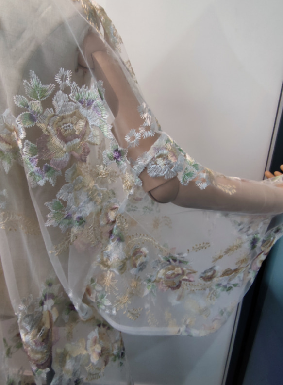 オーガンジー打掛　着物　オーバードレス　レース羽織　ウエディングドレス　お色直し　日常可能　　白　精緻な刺繍 4枚目の画像