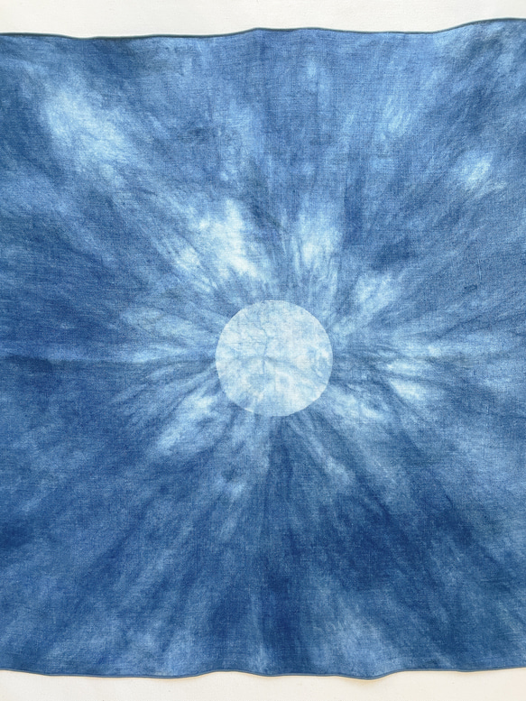 送料無料　"ムーンライト"　藍染リネン風呂敷　小さめサイズ　絞り染め　スカーフ　月　光 2枚目の画像