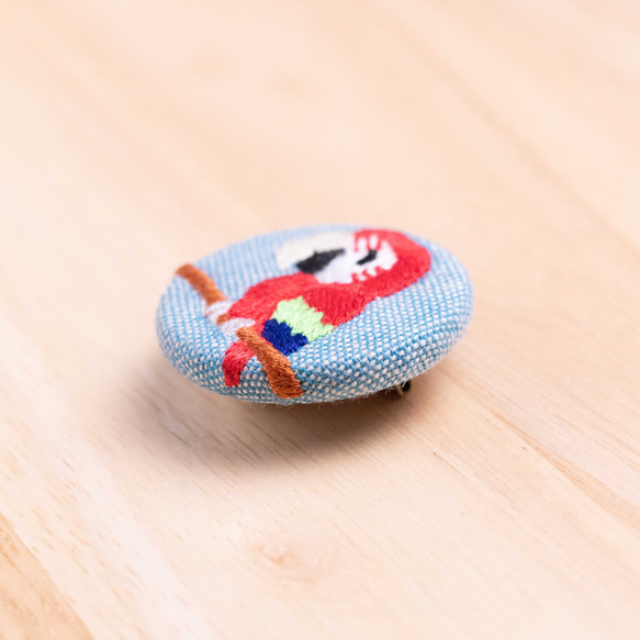 ベニコンゴウインコの刺繍くるみブローチ(青) 2枚目の画像