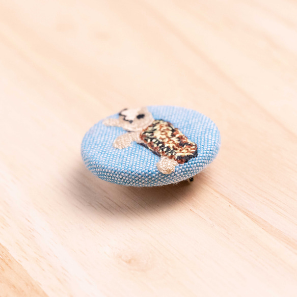 パンケーキリクガメの刺繍くるみブローチ(青) 2枚目の画像
